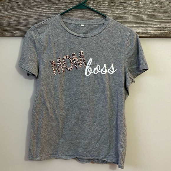 Tops - Mom Boss - gray t-shirt- large